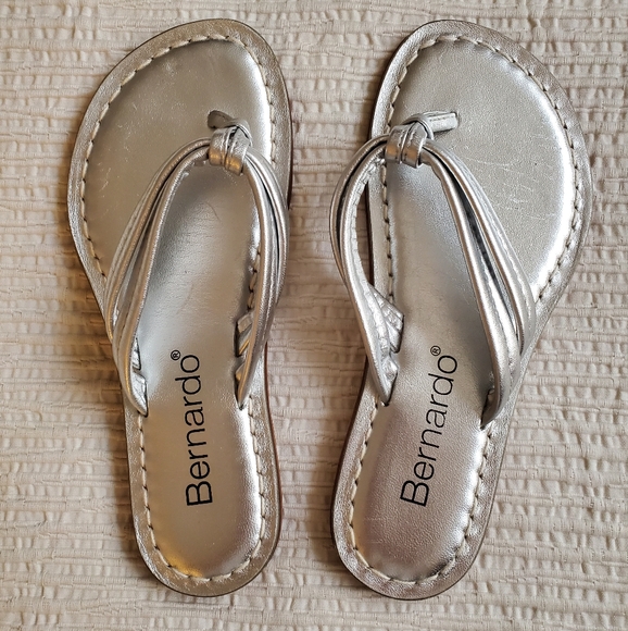 NWOT Bernardo Silver Leather Sandals - Size 6 - Picture 9 of 9